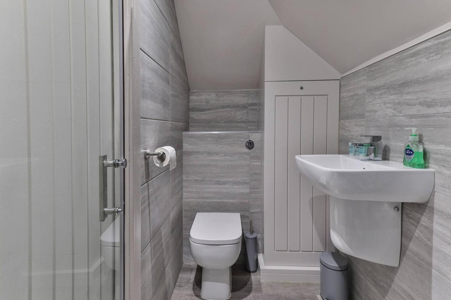 Newly Renovated 3 Bed 2 Bath Apartment & Parking Sheffield Bagian luar foto