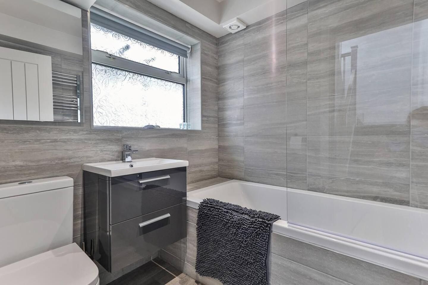 Newly Renovated 3 Bed 2 Bath Apartment & Parking Sheffield Bagian luar foto