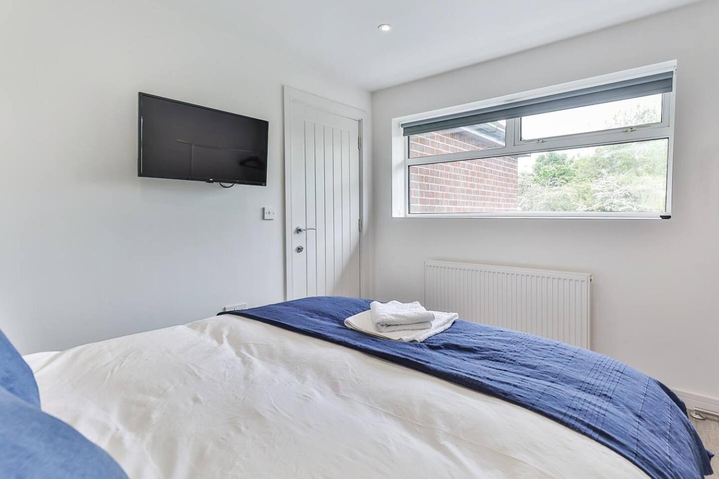 Newly Renovated 3 Bed 2 Bath Apartment & Parking Sheffield Bagian luar foto