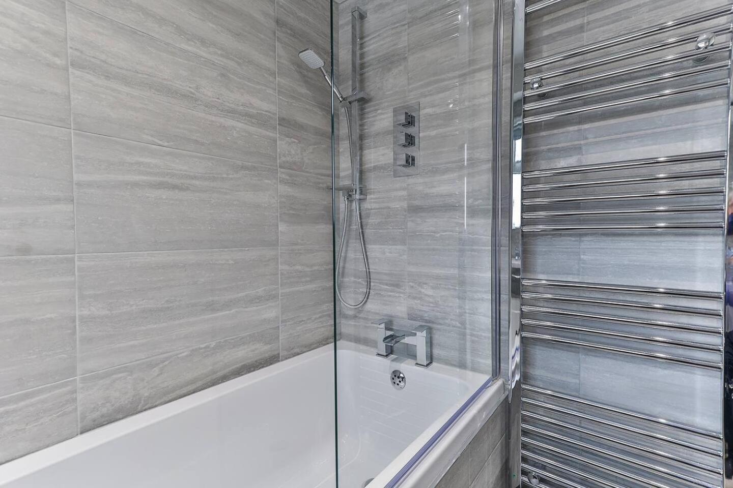 Newly Renovated 3 Bed 2 Bath Apartment & Parking Sheffield Bagian luar foto
