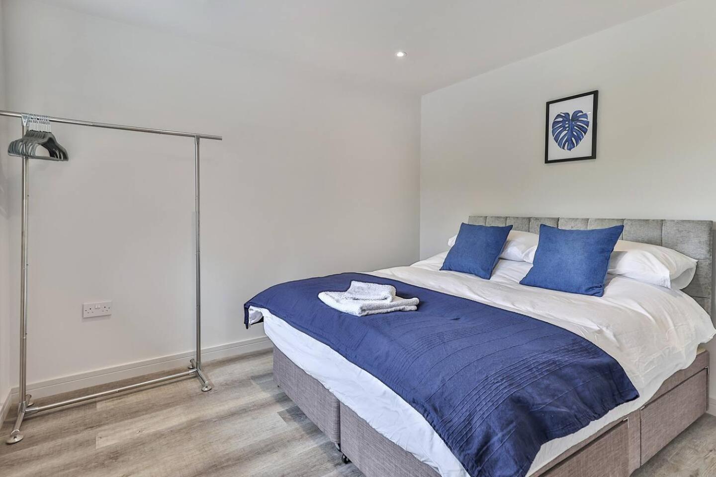 Newly Renovated 3 Bed 2 Bath Apartment & Parking Sheffield Bagian luar foto